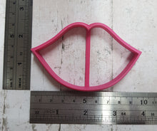 Lips cutter and embosser